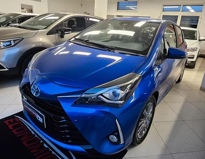 Usata Toyota Yaris Hybrid Cool 73 CV (53 kW) 2018 Blu Berlina