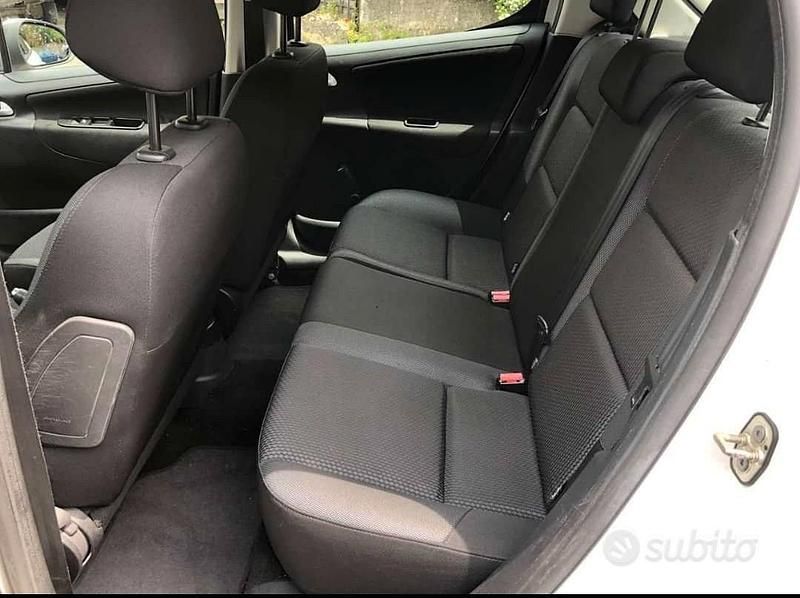 Gebraucht Peugeot 207 88 PS (64 kW) 2012 Weiß Limousine