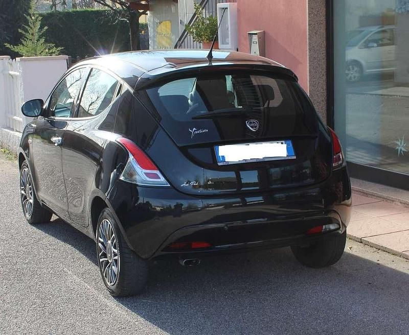 Usata Lancia Ypsilon Gold 69 CV (50 kW) 2016 Nero Utilitaria