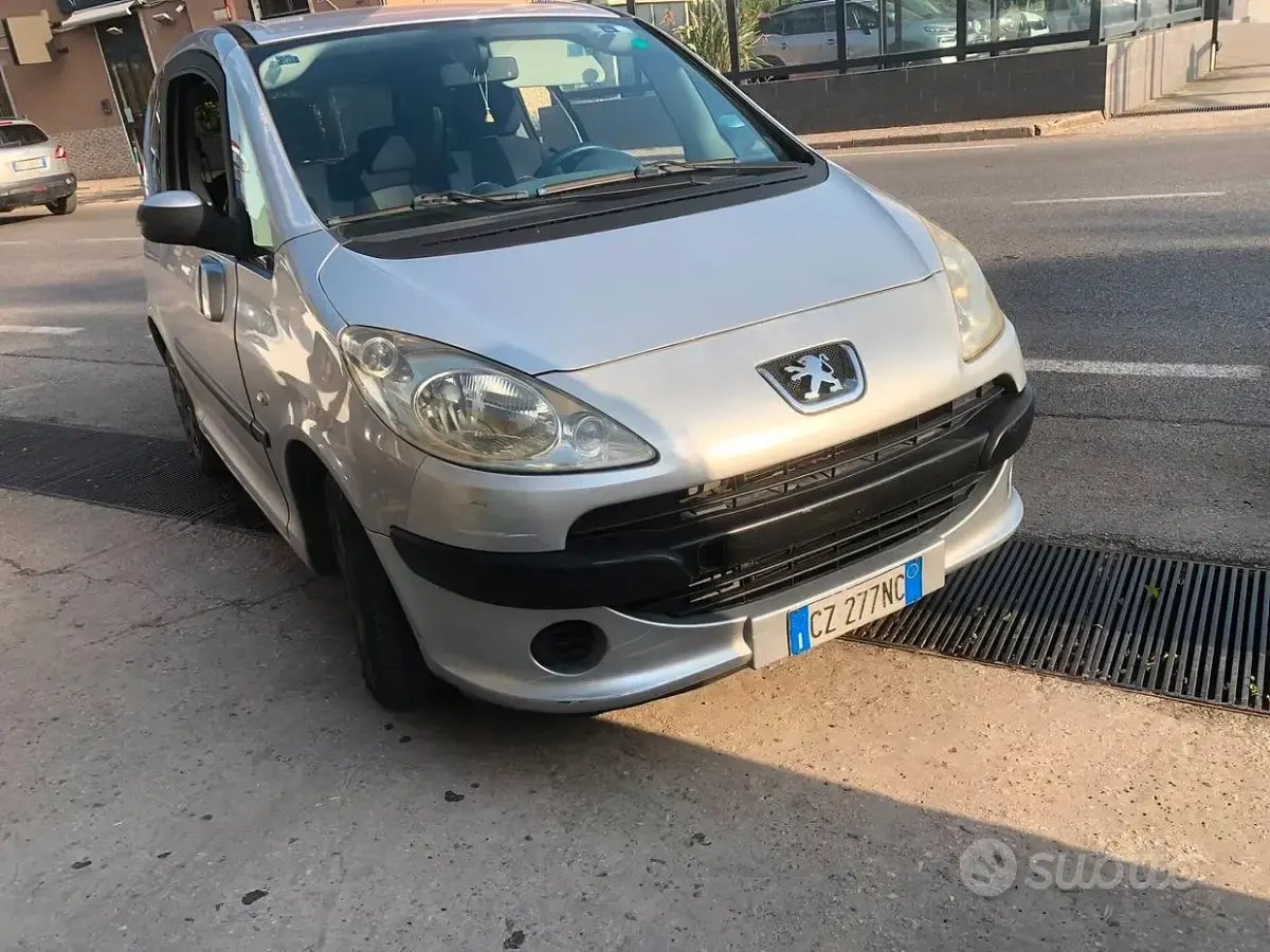 Usata Peugeot 1007 73 CV (53 kW) 2006 Grigio Monovolume