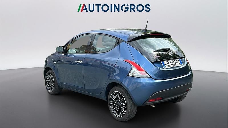 Begagnad Lancia Ypsilon Silver 69 HK (50 kW) 2023 Blå Halvkombi