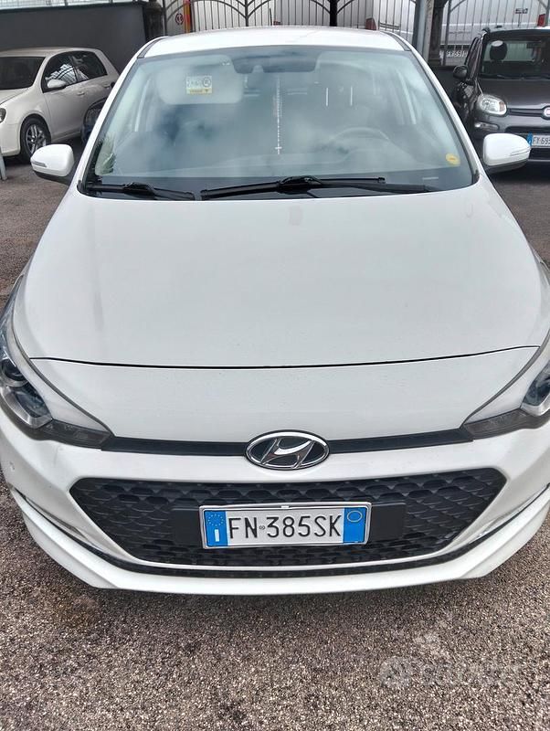 Usata Hyundai i20 75 CV (55 kW) 2018 Bianco Berlina
