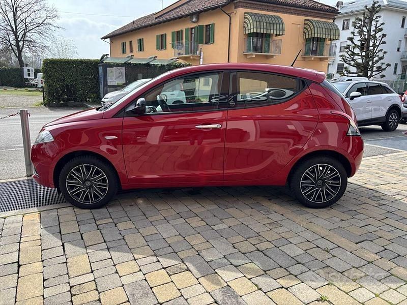 Usata Lancia Ypsilon Gold 70 CV (51 kW) 2021 Rosso Utilitaria