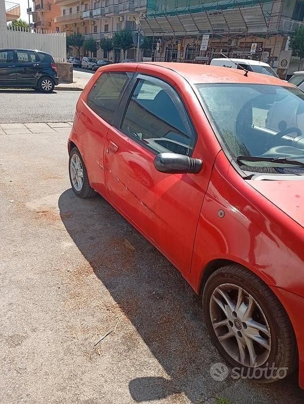 Usata Fiat Punto 69 CV (50 kW) 2006 Utilitaria