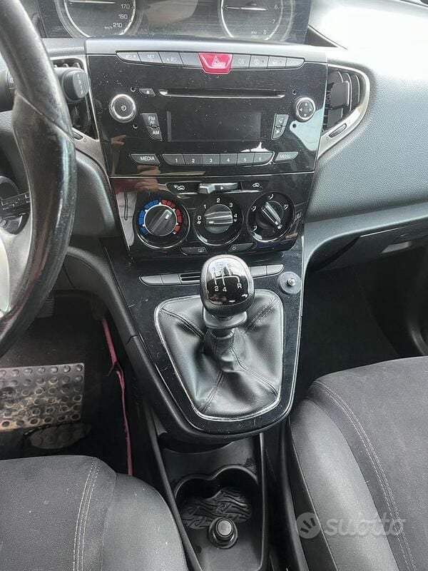 Usata Lancia Ypsilon Silver 69 CV (50 kW) 2014 Bianco Utilitaria