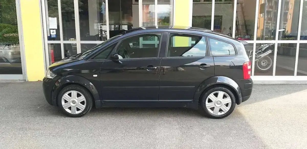 Usata Audi A2 Comfort 75 CV (55 kW) 2004 Nero metallizzato Utilitaria