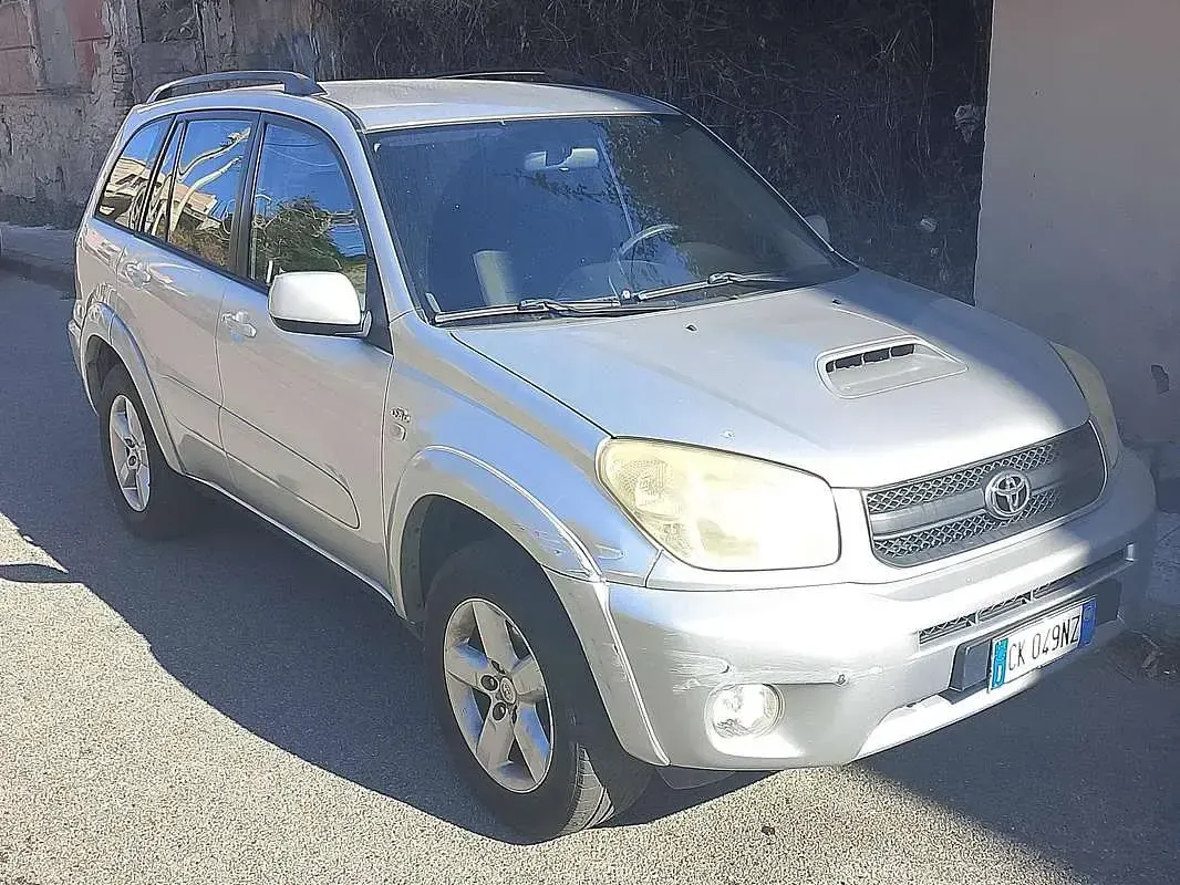 Usata Toyota RAV4 116 CV (85 kW) 2004 Argento SUV