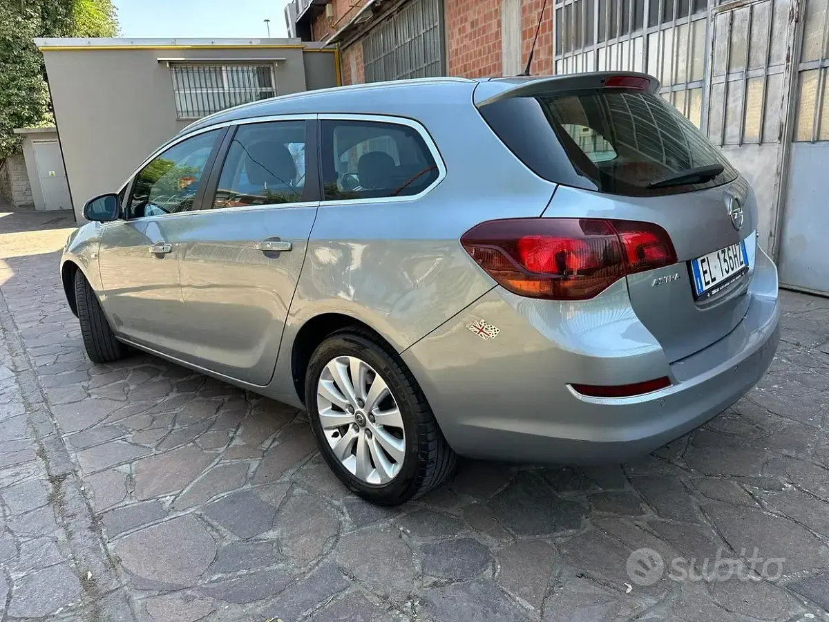 Usata Opel Astra Cosmo 110 CV (80 kW) 2012 Grigio Station wagon
