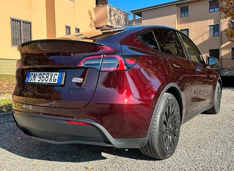 Usata Tesla Model Y Long Range AWD 378 kW (514 CV) 2023 Rosso SUV