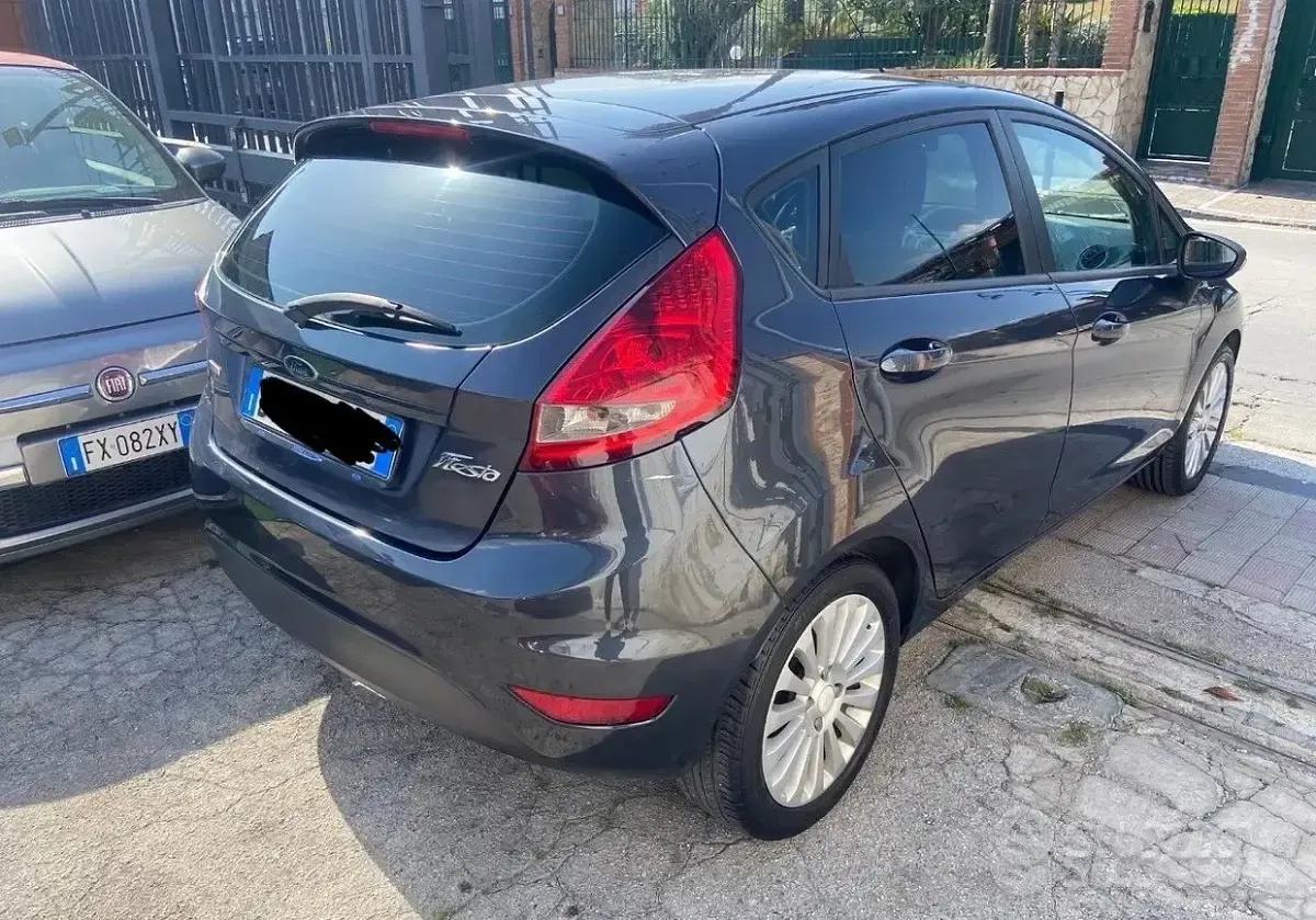 Usata Ford Fiesta 68 CV (50 kW) 2010 Grigio Berlina