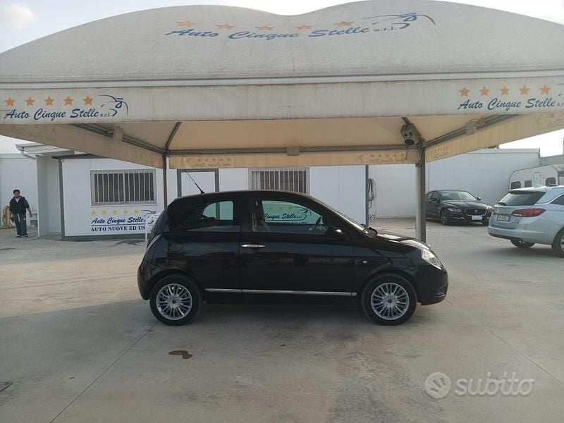 Usado Lancia Ypsilon 75 HP (55 kW) 2007 Preto Citadino