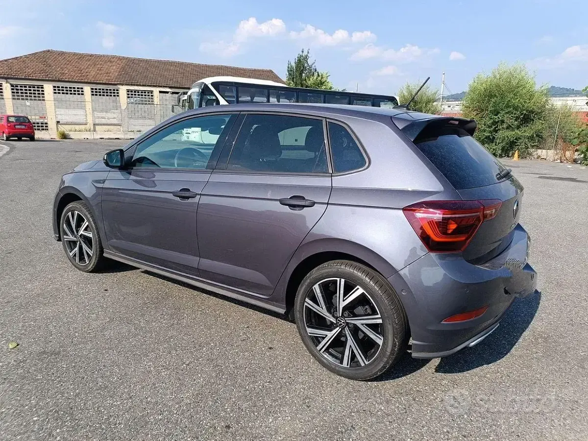 Usata VW Polo R-line 95 CV (69 kW) 2023 Grigio Utilitaria