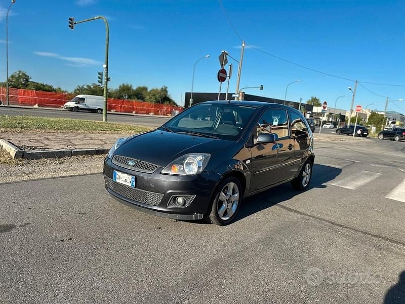 Usata Ford Fiesta Ghia 75 CV (55 kW) 2008 Argento Utilitaria