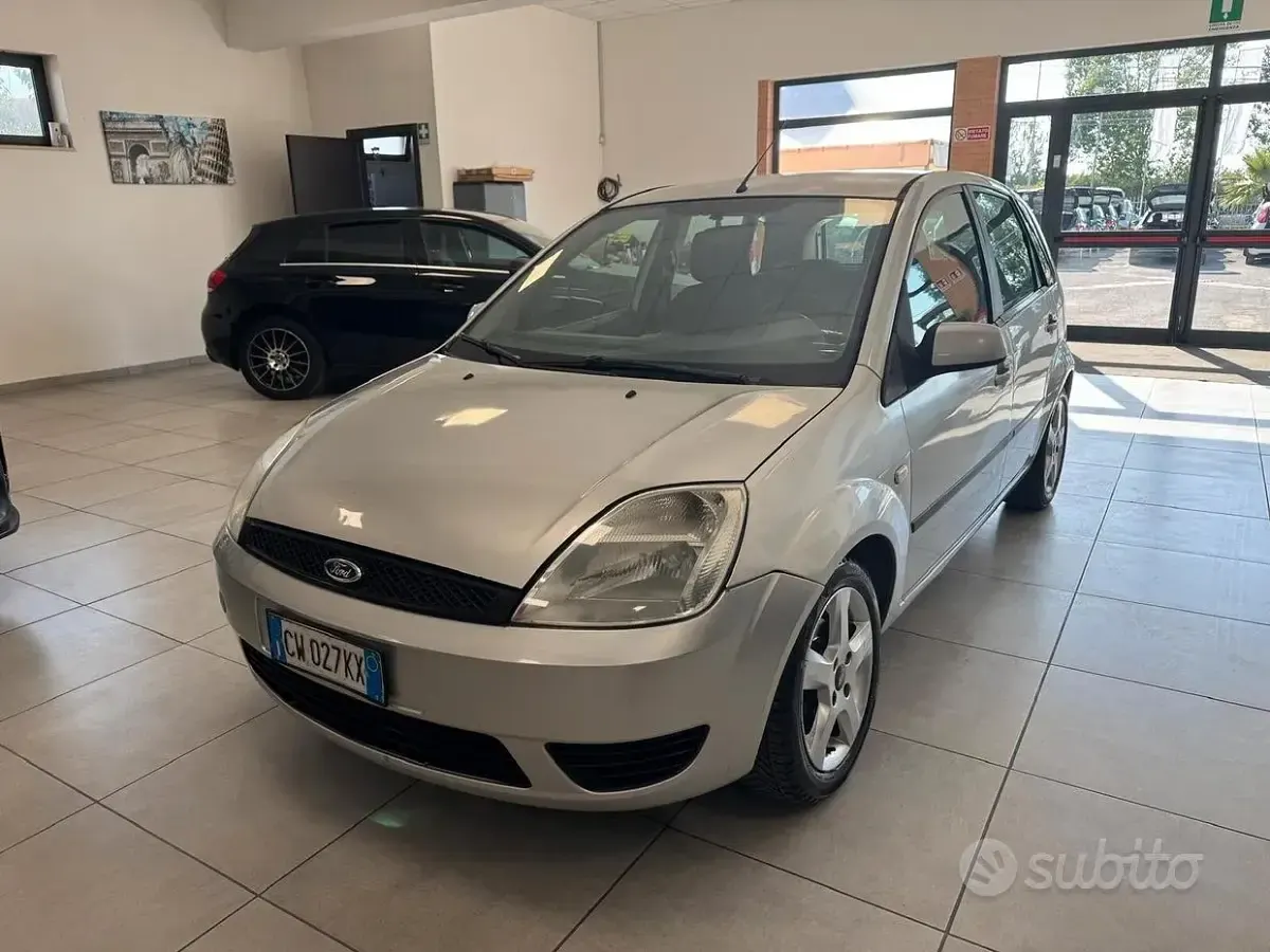 Usata Ford Fiesta 68 CV (50 kW) 2005 Grigio Utilitaria