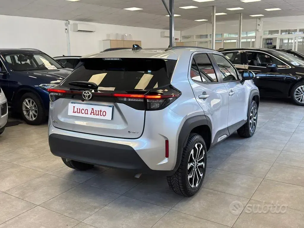 Usata Toyota Yaris Cross 92 CV (67 kW) 2025 Grigio SUV