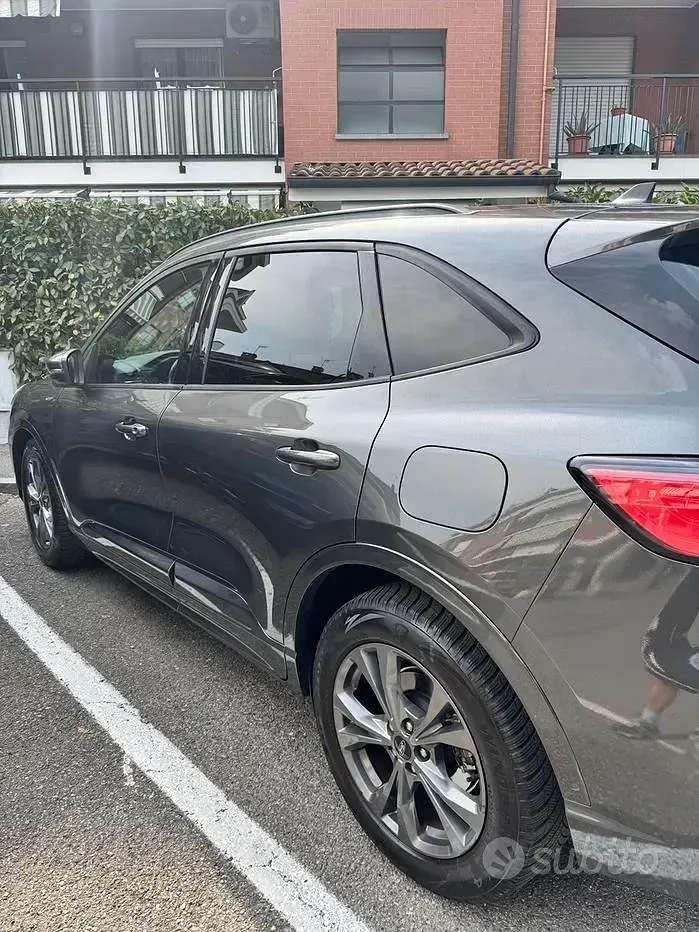 Usata Ford Kuga 120 CV (88 kW) 2022 Grigio SUV