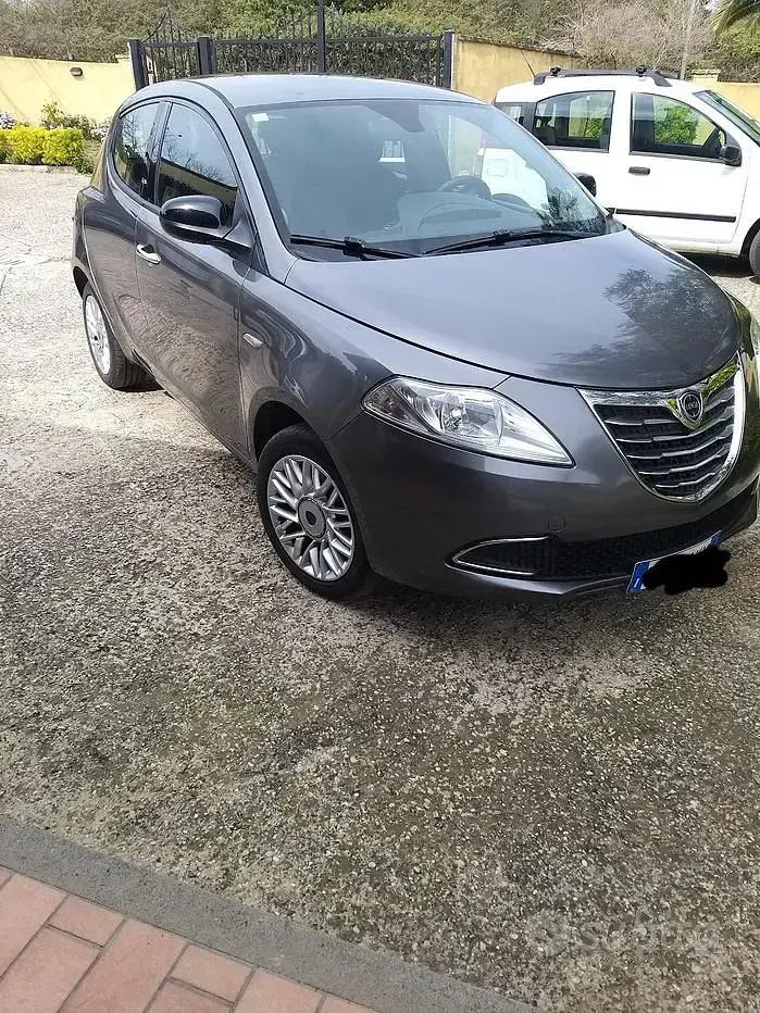 Usata Lancia Ypsilon Gold 69 CV (50 kW) 2015 Grigio Utilitaria