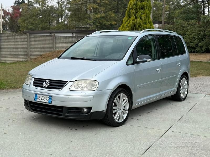Käytetty VW Touran Highline 169 HP (124 kW) 2007 Harmaa Tila-auto