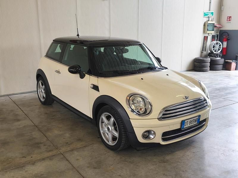 Usata Mini Cooper D 110 CV (80 kW) 2009 Beige Utilitaria