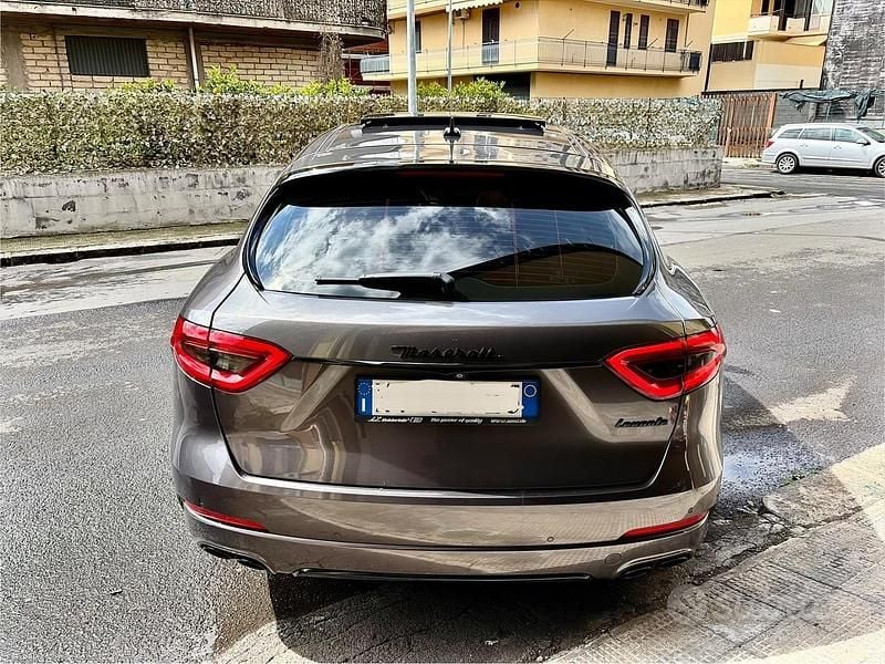 Usata Maserati Levante 275 CV (202 kW) 2017 Grigio SUV