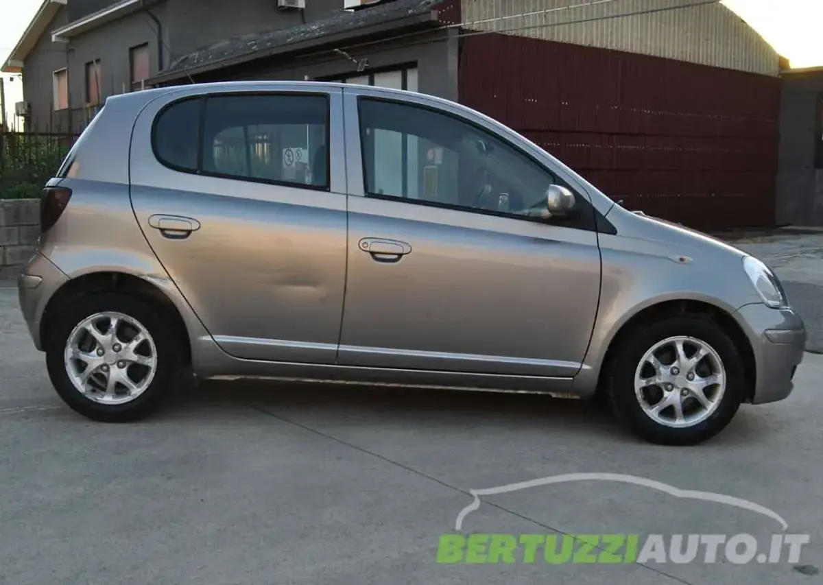 Usata Toyota Yaris Sol 75 CV (55 kW) 2004 Grigio Utilitaria