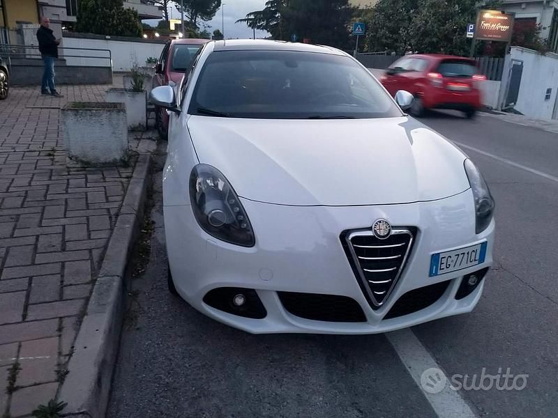 Bianco Usata 2010 Alfa Romeo Giulietta Tre volumi | 4999 € (Cara) - Immagine 1/4
