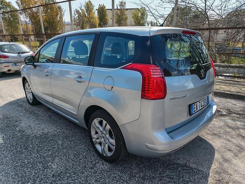 Usado Peugeot 5008 112 HP (82 kW) 2010 Prateado Monovolume