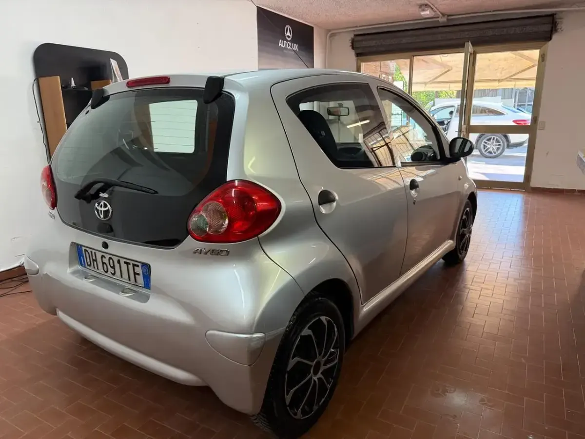Usata Toyota Aygo Sol 68 CV (50 kW) 2007 Argento Utilitaria