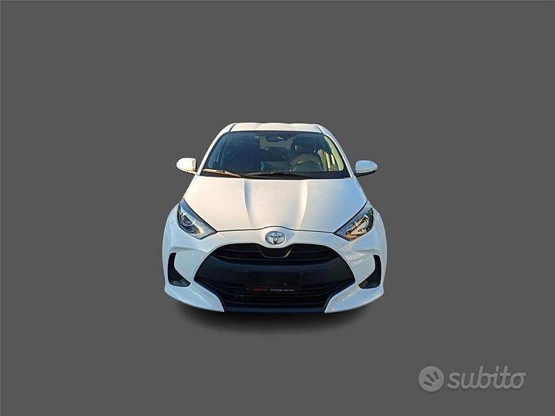 Usata Toyota Yaris Hybrid Active 92 CV (67 kW) 2025 Bianco Berlina