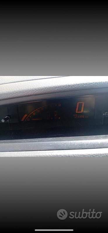 Usata Suzuki Liana 103 CV (75 kW) 2002 Grigio Utilitaria