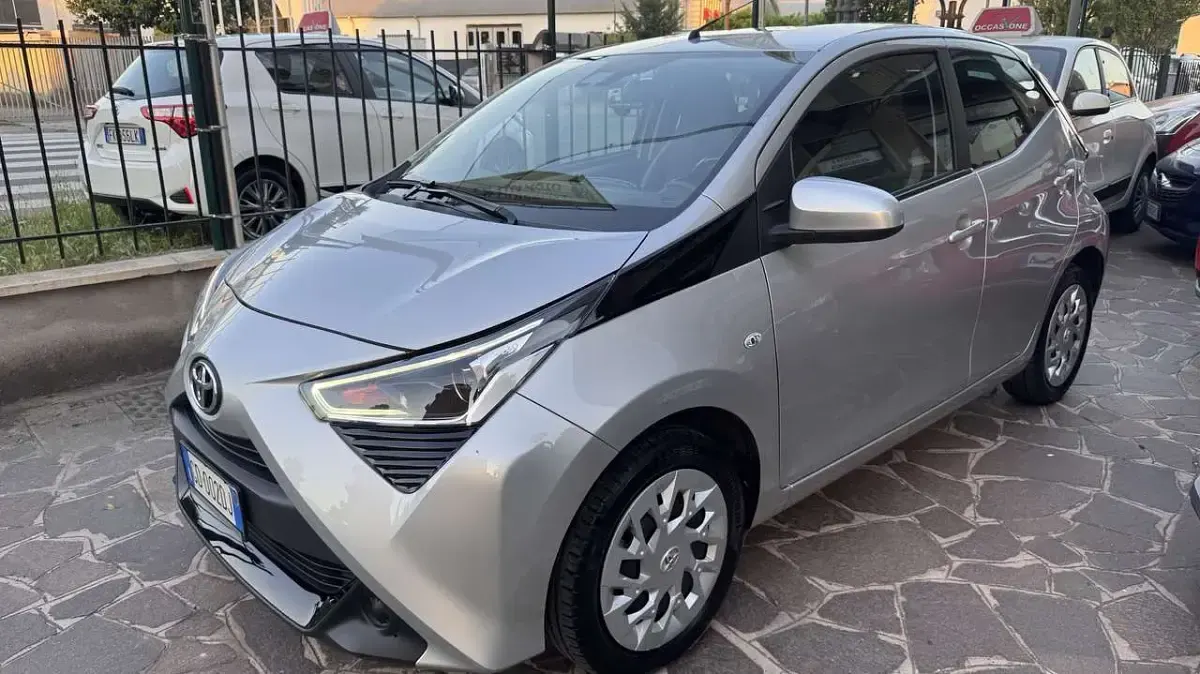 Usata Toyota Aygo Connect Style 72 CV (52 kW) 2021 Argento Utilitaria