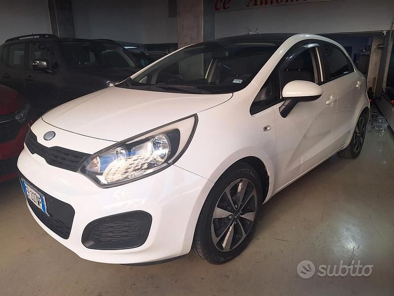 Bianco Usata 2013 Kia Rio 2 Tre volumi | 4800 € (Buon prezzo) - Immagine 1/4