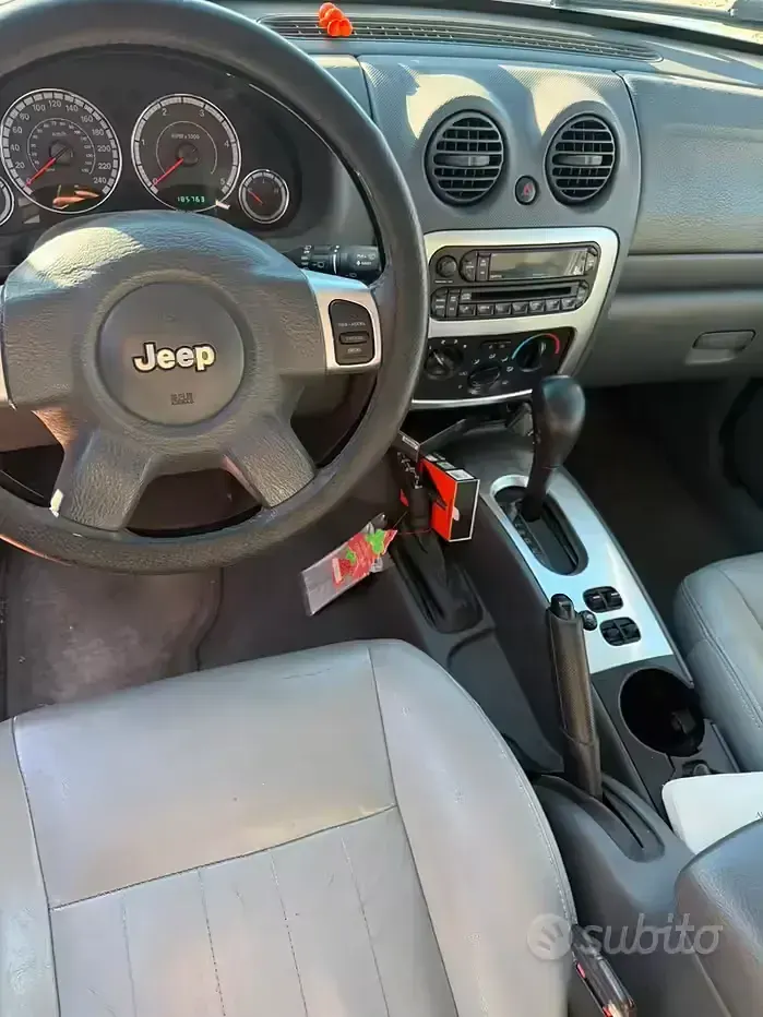 Usata Jeep Cherokee 163 CV (119 kW) 2007 Grigio SUV