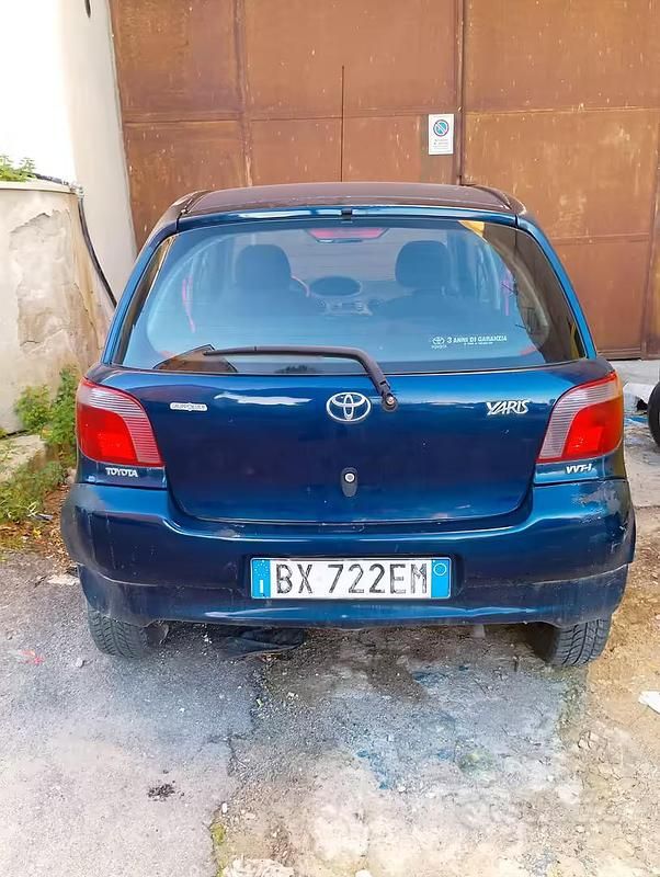 Usata Toyota Yaris 2001 Blu Berlina