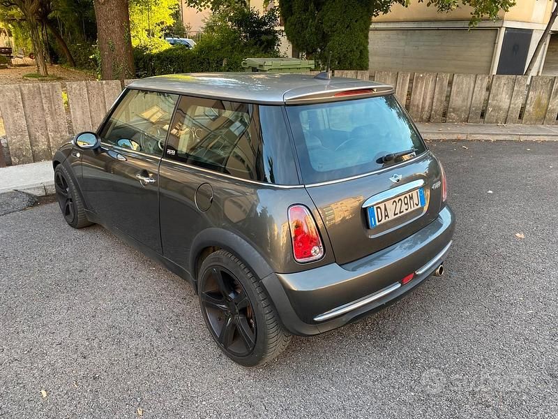 Usata Mini Cooper 116 CV (85 kW) 2004 Grigio Utilitaria