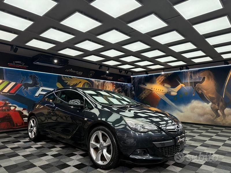 Usata Opel Astra GTC Cosmo 165 CV (121 kW) 2012 Grigio Coupé