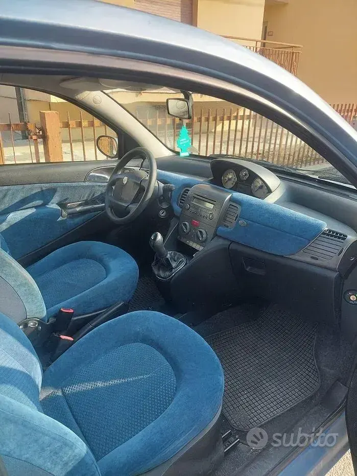 Usata Lancia Ypsilon 69 CV (50 kW) 2005 Bluazzurro Utilitaria