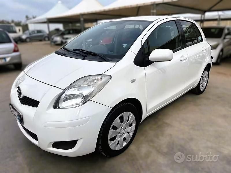 Usata Toyota Yaris 69 CV (50 kW) 2009 Bianco Utilitaria