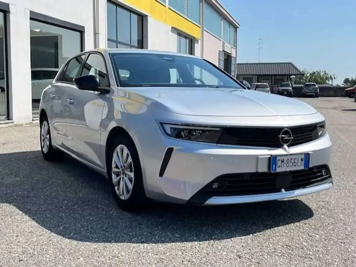 Usata Opel Astra Edition 110 CV (80 kW) 2023 Argento Utilitaria
