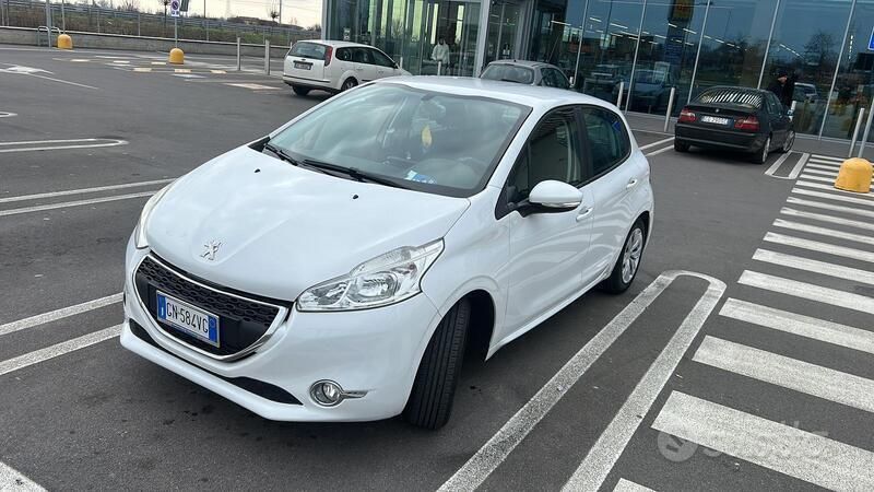 Bianco Usata 2014 Peugeot 208 Due volumi | 6850 € (Buon prezzo) - Immagine 1/1