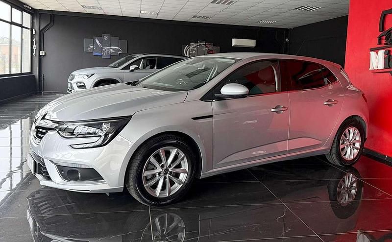 Argento Usata 2020 Renault Mégane IV Business Tre volumi | 12.900 € (Buon prezzo) - Immagine 1/4
