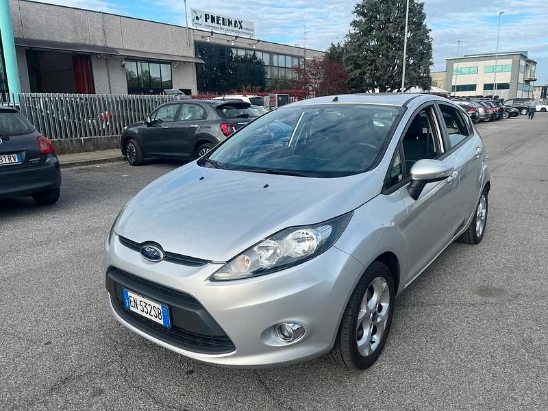 Usado Ford Fiesta Titanium 82 HP (60 kW) 2012 Prateado Citadino