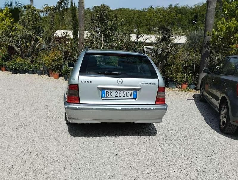 Usata Mercedes C250 Classic 150 CV (110 kW) 2000 Argento Station wagon