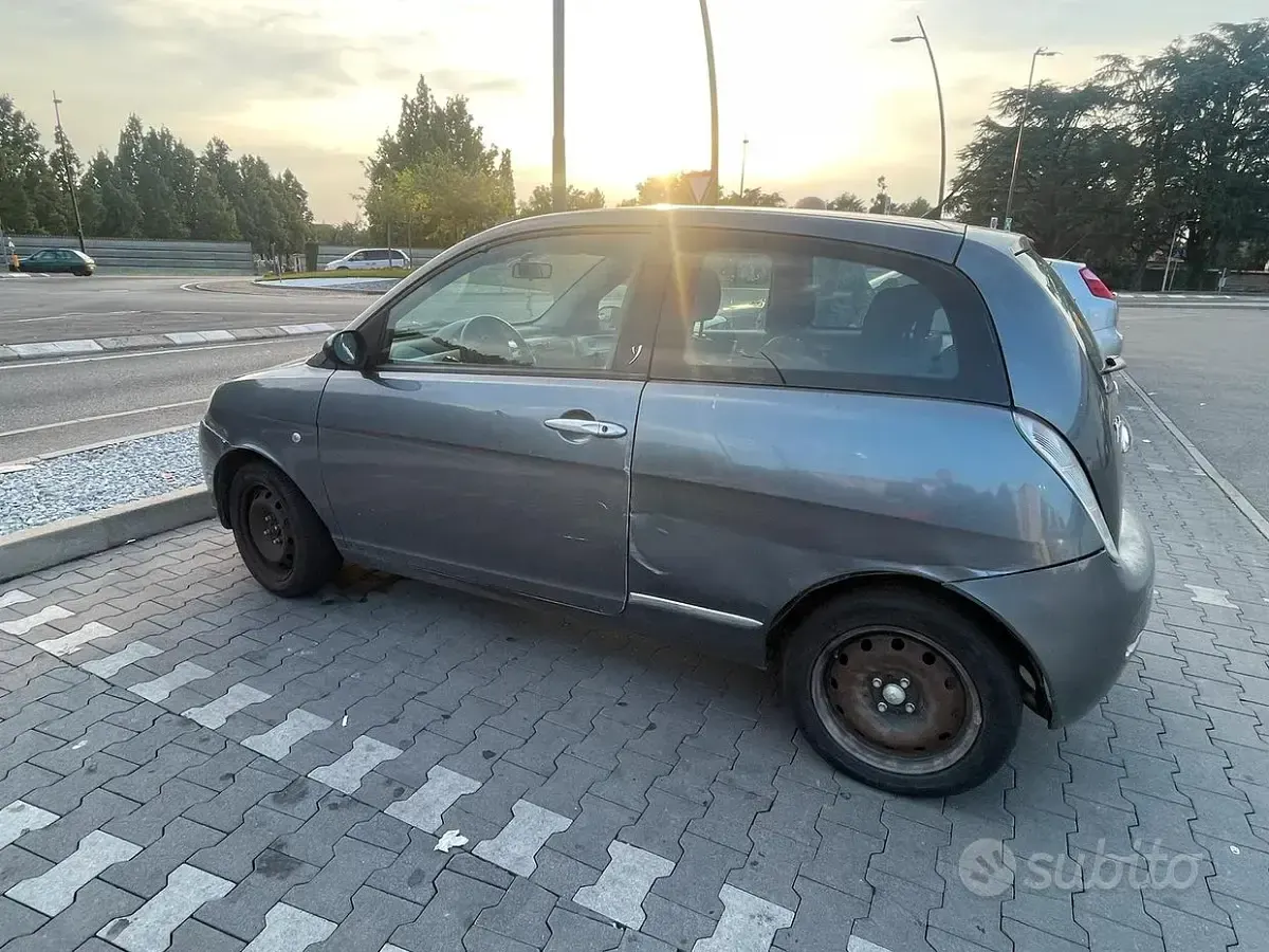 Usata Lancia Ypsilon 75 CV (55 kW) 2006 Bluazzurro Utilitaria