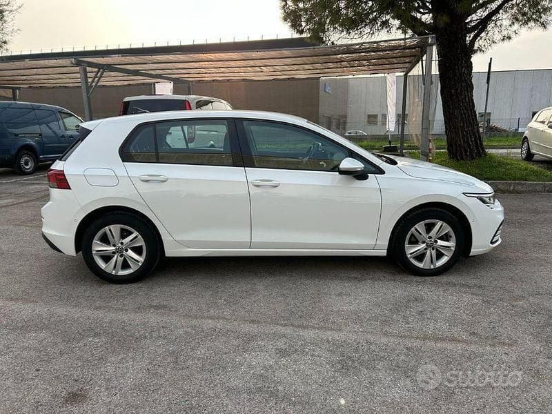 Usata VW Golf VIII Life 131 CV (96 kW) 2022 Bianco Berlina