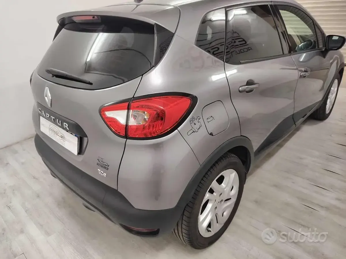 Usata Renault Captur 120 CV (88 kW) 2014 Grigio SUV