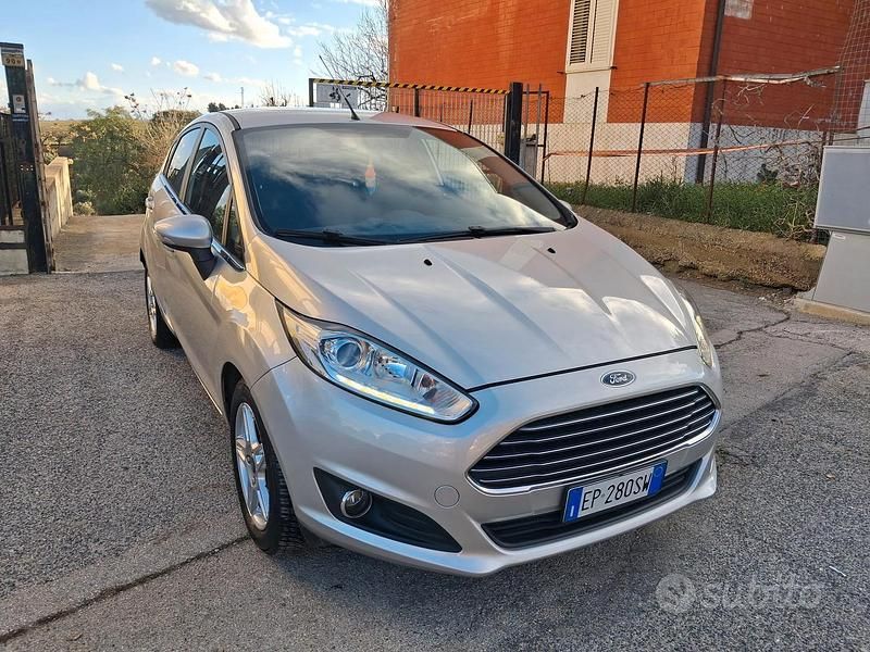 Usata Ford Fiesta 75 CV (55 kW) 2014 Grigio Utilitaria
