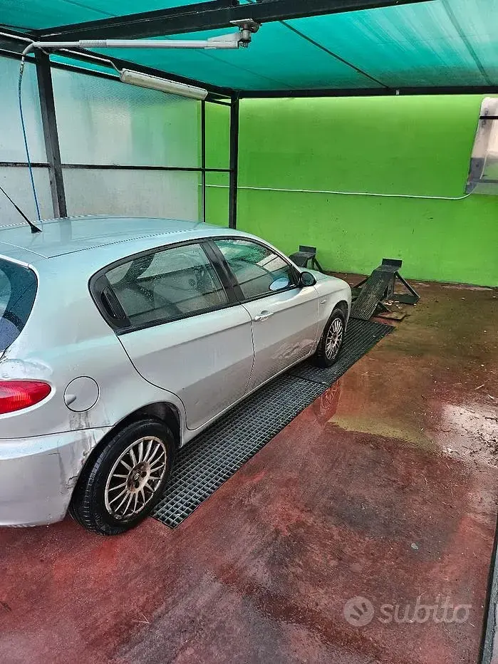 Usata Alfa Romeo 147 116 CV (85 kW) 2005 Grigio Utilitaria