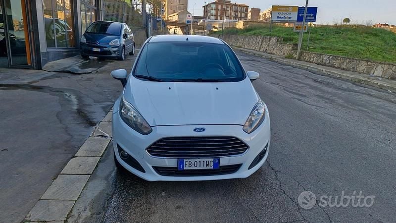 Usata Ford Fiesta 95 CV (69 kW) 2016 Bianco Berlina