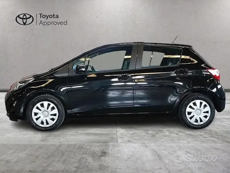 Usata Toyota Yaris Hybrid Cool 101 CV (74 kW) 2018 Nero Berlina